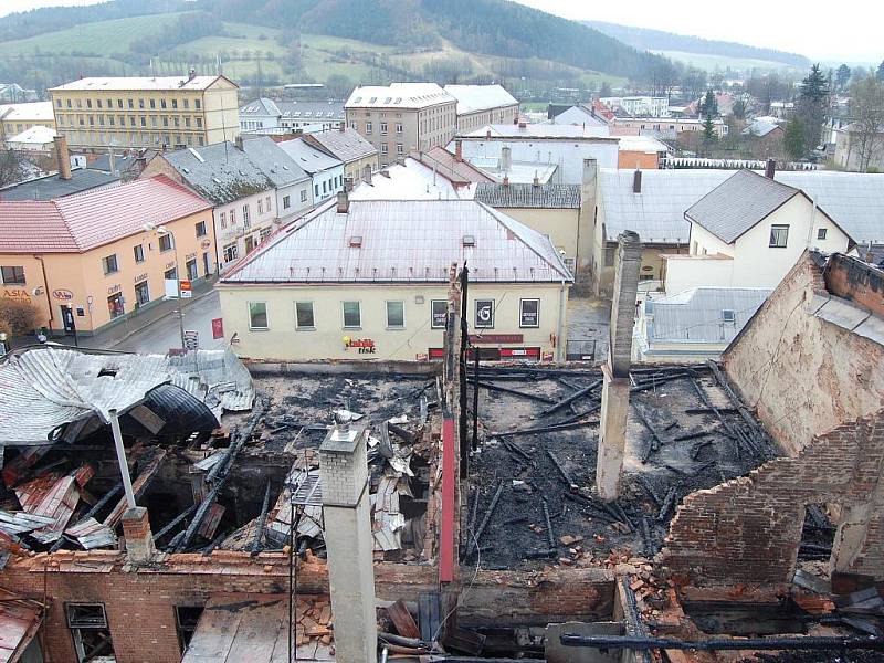 Někdejší dominanta centra Moravské Třebové, hotel Morava, zřejmě čeká demolice.  V současné době vyhořelý objekt prozkoumávají vyšetřovatelé od policie a z řad hasičů.