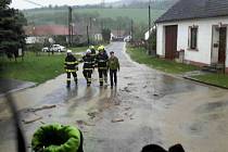V Bělé u Jevíčka likvidovali hasiči nánosy bahna po lokální bouřce.