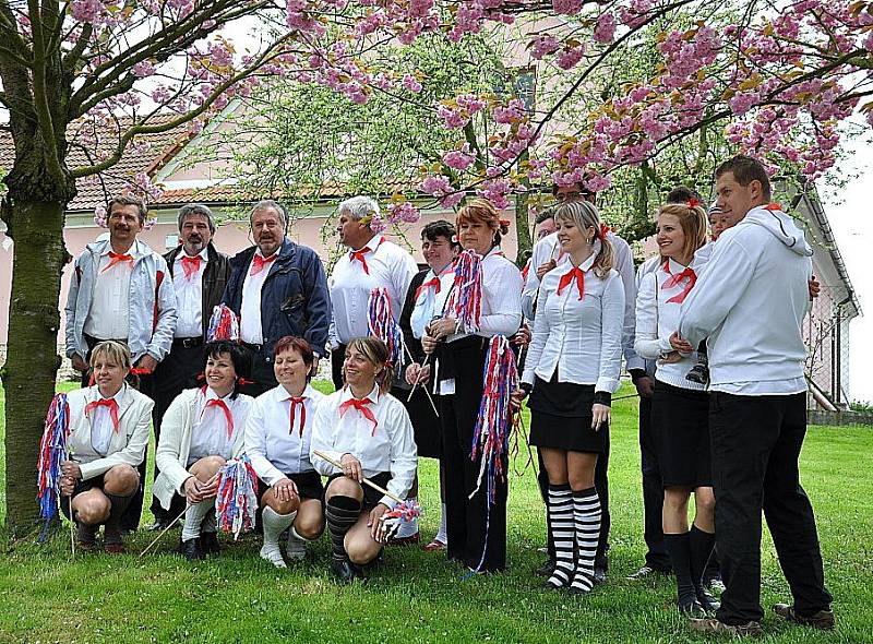 V prvomájovém průvodu ve Strakově   šli nejen pionýři, ale také námořníci s Aurorou a nechyběla ani nazdobená zemědělská technika. 