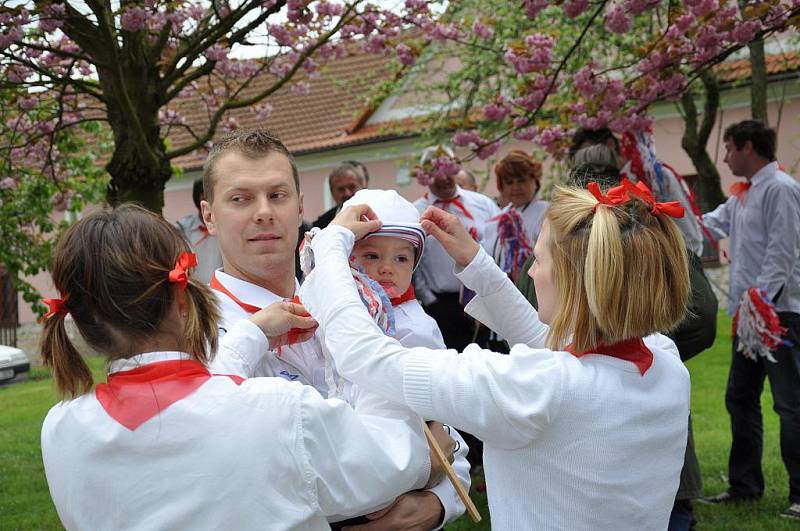 V prvomájovém průvodu ve Strakově   šli nejen pionýři, ale také námořníci s Aurorou a nechyběla ani nazdobená zemědělská technika. 