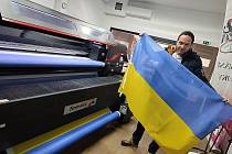 Ve firmě Velebný v Ústí nad Orlicí tisknou jednu ukrajinskou vlajku za druhou.