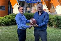 Nový trenér a generální manažer Turů Martin Šorf (vlevo) ve společnosti dlouholetého čivoníka svitavského basketbalu Pavla Špačka.