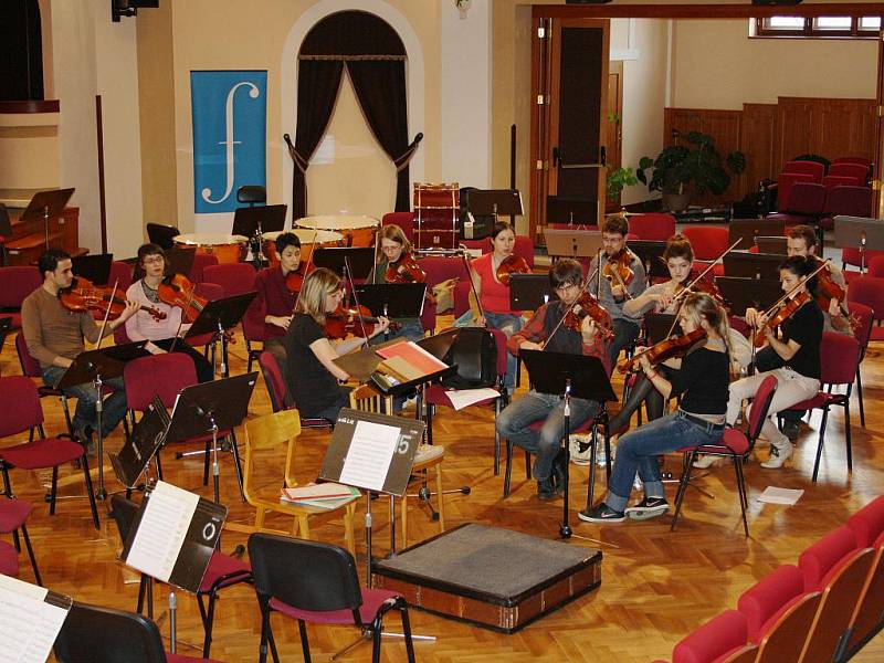 Pod taktovkou dirigenta Jiřího Bělohlávka se v Poličce připravuje Symfonický orchestr Pražské konzervatoře. V Tylově domě probíhá tento týden soustředění více jak sto dvaceti mladých hudebníků na zahajovací koncert Pražského jara. 