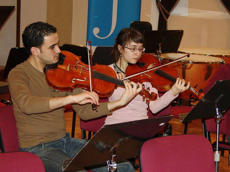 Pod taktovkou dirigenta Jiřího Bělohlávka se v Poličce připravuje Symfonický orchestr Pražské konzervatoře. V Tylově domě probíhá tento týden soustředění více jak sto dvaceti mladých hudebníků na zahajovací koncert Pražského jara. 