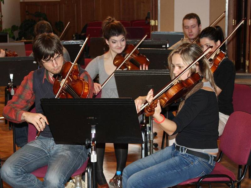 Pod taktovkou dirigenta Jiřího Bělohlávka se v Poličce připravuje Symfonický orchestr Pražské konzervatoře. V Tylově domě probíhá tento týden soustředění více jak sto dvaceti mladých hudebníků na zahajovací koncert Pražského jara. 