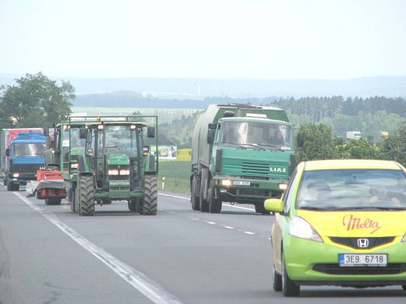 Zemědělci ze svitavského okresu se dnes připojili k protestní akci. Silnice I/35 z Litomyšle na Svitavy.