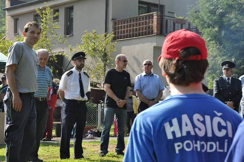 DOBROVOLNÍ HASIČI v Osíku u Litomyšle v sobotu nejen soutěžili, ale také se spontánně rozhodli, že pomohou kolegům, které postihla povodeň. 