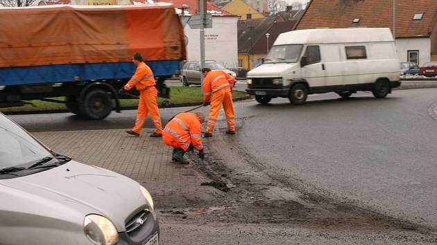 SVITAVŠTÍ SILNIČÁŘI včera v dopoledních hodinách čistili kanalizaci kruhového objezdu.