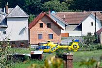 Mezi domy přistál vrtulník letecké záchranné služby po nehodě v obci.