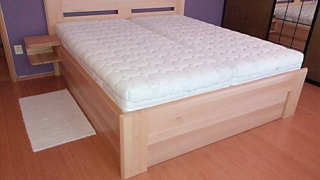 Dřevěné postele z produkce firmy v Pomezí