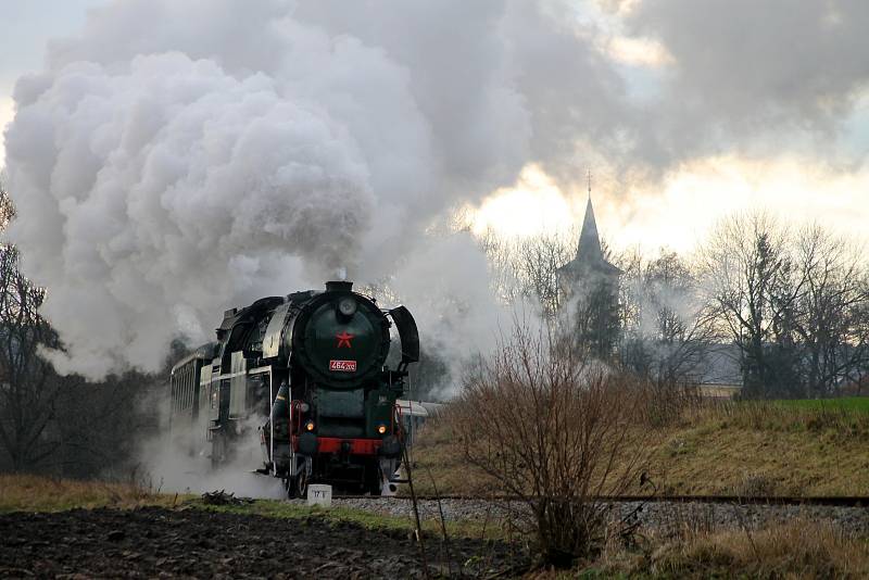 Unikátní lokomotivě 464.202 z roku 1956 dala jméno její zelená barva. V uplynulých dnech vozila děti při mikulášských jízdách na trati Litomyšl Choceň.