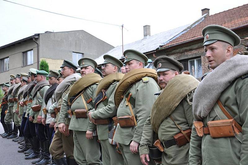 Historická bitva v Mladějově  nabízí nejen  ukázku válečného boje, ale také  představuje život v dobovém táboře.  Lidé si prohlédli vojáky v uniformách i dámy v róbách.    