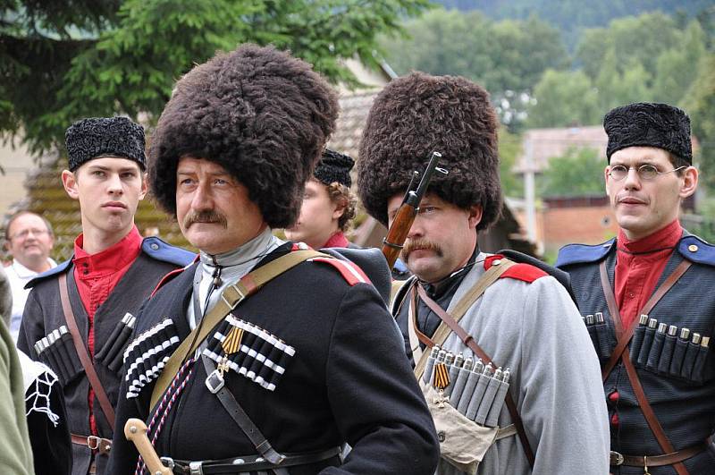 Historická bitva v Mladějově  nabízí nejen  ukázku válečného boje, ale také  představuje život v dobovém táboře.  Lidé si prohlédli vojáky v uniformách i dámy v róbách.    