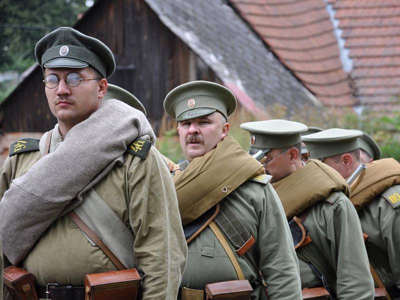 Historická bitva v Mladějově  nabízí nejen  ukázku válečného boje, ale také  představuje život v dobovém táboře.  Lidé si prohlédli vojáky v uniformách i dámy v róbách.    