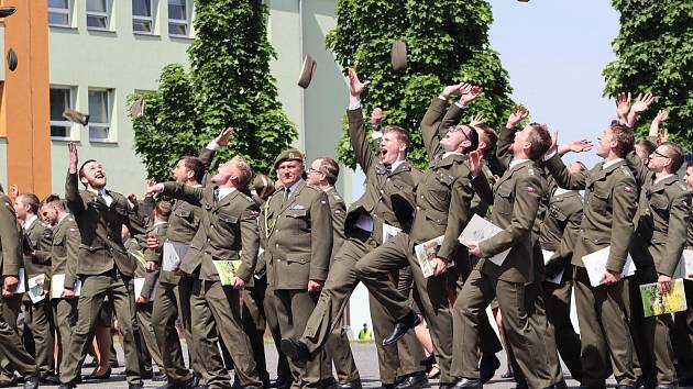 Slavnostní vyřazení absolventů vojenské školy v Moravské Třebové.