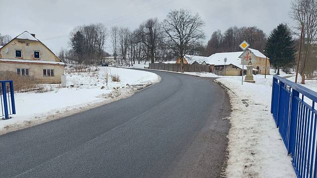 Silnice z obce Pohledy do Křenova.