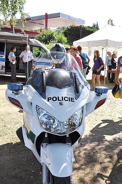 DEN S POLICIÍ A  ARMÁDOU zažili včera  lidé v Budislavi.  Viděli, jak  zasahují policisté  při demonstraci. Vojáci přivezli svoji techniku. Profesionální hasiči předvedli zásah u dopravní nehody a vyproštění zraněného člověka.  