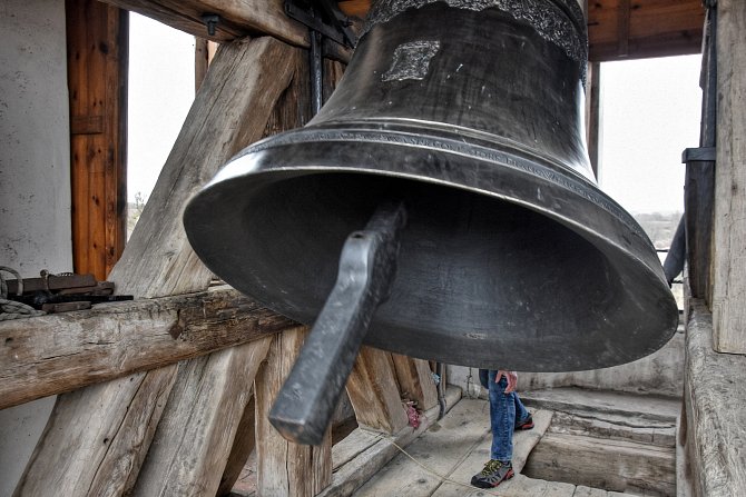 V pravé poledne se z kostela svatého Mikuláše v Čisté u Litomyšle rozezněly všechny tři zvony.