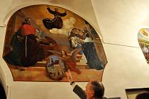 Unikátní nástěnné malby zdobí ambit  františkánského kláštera v Moravské  Třebové. 