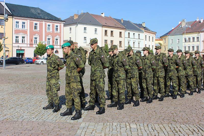 Studenti vojenské školy v Moravské Třebové mají za sebou první dny v kanadách a maskáčích. Ještě nikdo z prváků studium nevzdal.