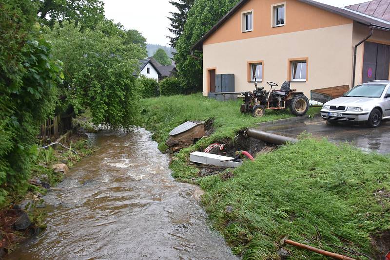 Velká voda roztrhala cesty v Pusté Rybné a vytopila domy.