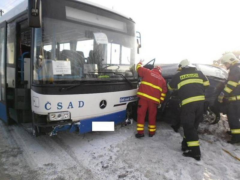 V pondělí několik minut po osmé hodině ranní došlo u Radiměře ke střetu osobního auta s linkovým autobusem.