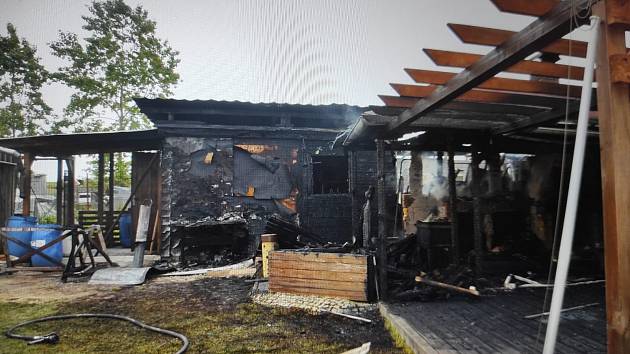 Ve Svitavách lehla popelem pergola u chaty, hořet začalo od udírny.