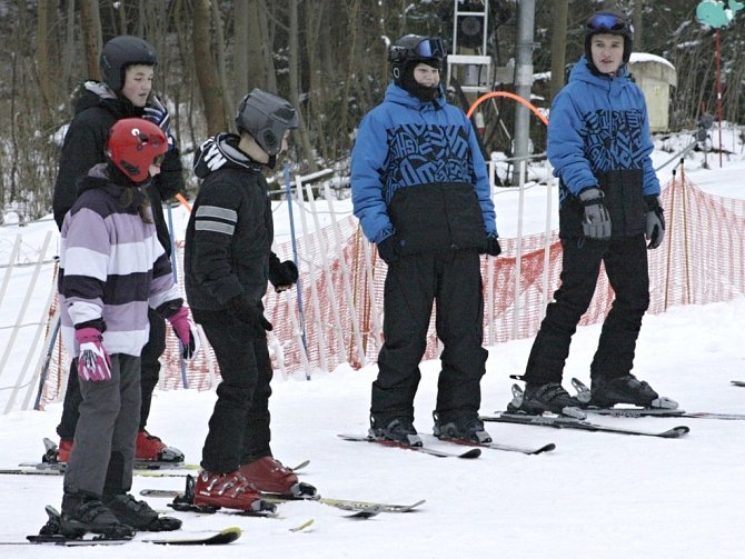 DĚTI letos přišly o vánoční lyžování. Sezonu by měl areálům zachránit únor.