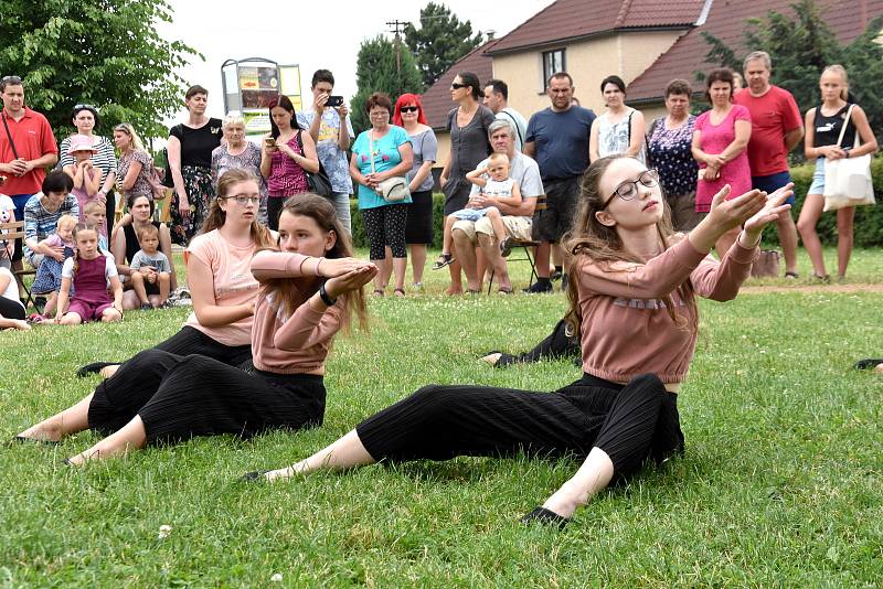 Žáci Základní umělecké školy Dolní Újezd se představili v úterý odpoledne veřejnosti v parku. Akci Zuška žije zahájila vernisáž výtvarného oboru, vystoupili malí muzikanti, zpěváci, divadelníci a tanečnice.