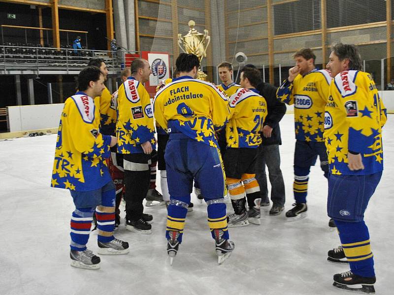 Panování Tygr Teamu skončilo, novým vládcem litomyšlské městské hokejové ligy je družstvo HC 2006. Obhájce vyřadilo v semifinále a ve finálové sérii se nenechalo zlomit ani porážkou v prvním utkání.  