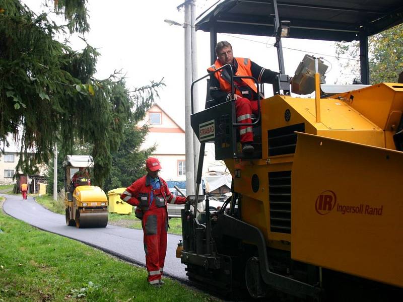 Obyvatelé Kamenné Horky si stěžují na špatné pořadí oprav rozbitých komunikací.