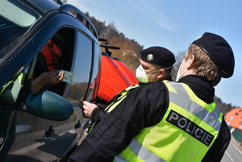 Dva policisté, dva vojáci. Hlídkují u silnice I/34 v Borové u Poličky a kontrolují řidiče, kteří přijíždějí do svitavského okresu ve směru od Hlinska.