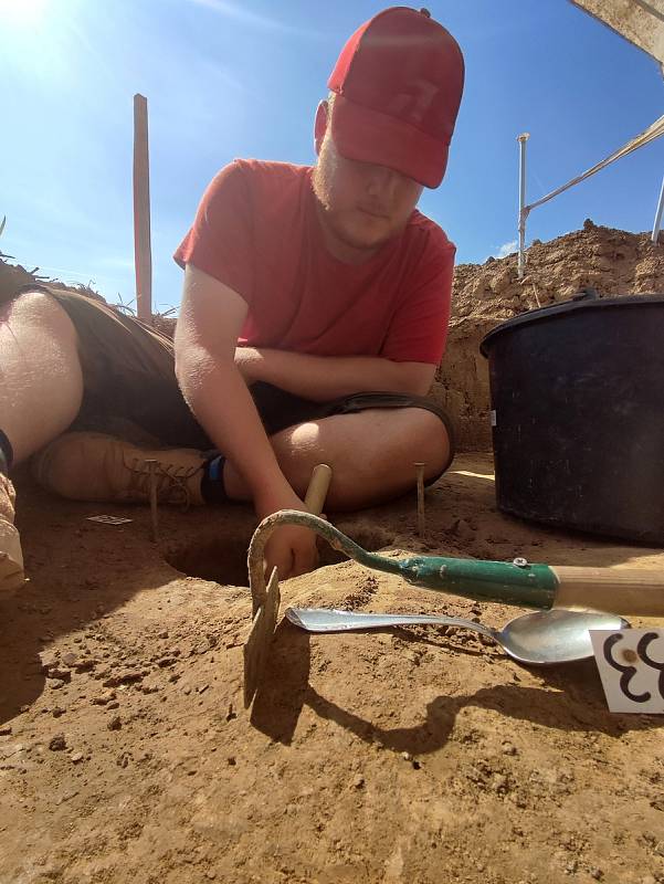 Archeologové zkoumají na poli u Litomyšle unikátní rondel. Našli tu i úlomky keramiky nebo sekeromlat