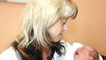 ROMANA HNÁTOVÁ. Narodila se 7. srpna ve 12.41 hodin. Vážila 3,45 kilogramu a měřila půl metru. Tatínek Petr byl mamince Romaně u porodu oporou. Doma v Jedlové se na sestru těší i 19letá Michaela.