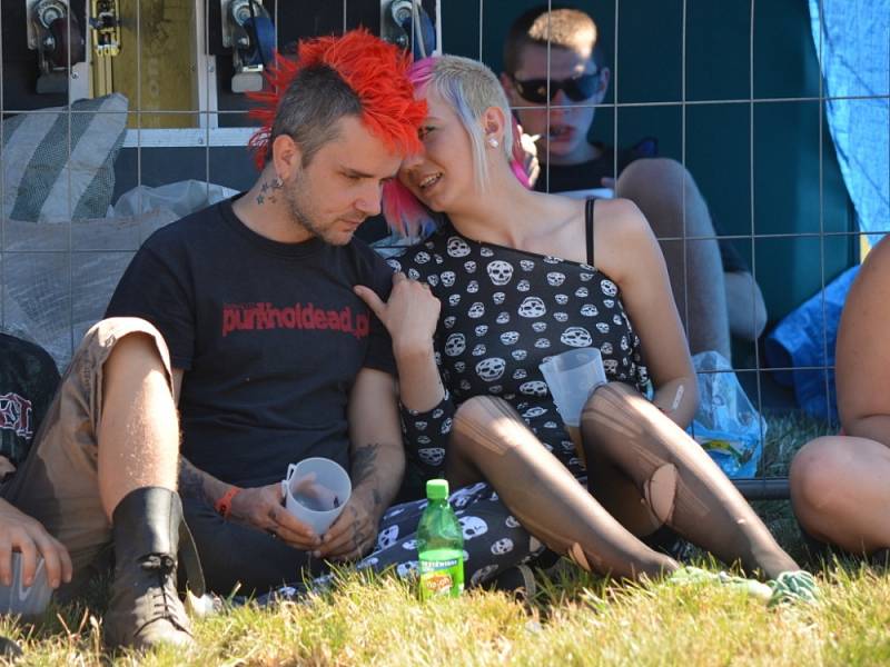 FEST POD PAROU. Jedenáctý ročník festivalu přitáhl na louku pod Hřebčí tisíce vyznavačů punkové muziky. 