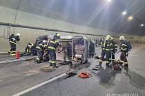 Simulovaná vážná nehoda v tunelu Hřebeč prověřila záchranáře i profesionální hasiče.