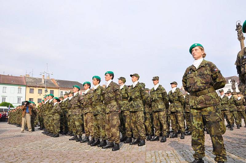 Střední vojenská škola v Moravské Třebové slavila 75 let od založení. Prváci složili na náměstí slib.