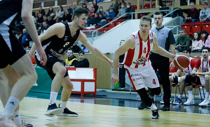 Basketbalové utkání čtvrtfinále Alpe Adria Cupu mezi BK JIP Pardubice (v bíločerném) a Nutrispoint Ilirija (v černém) v pardubické hale na Dašické.