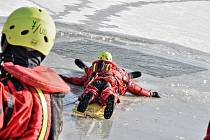 Profesionální hasiči trénovali na zamrzlém rybníku na záchranu lidí z ledové vody.
