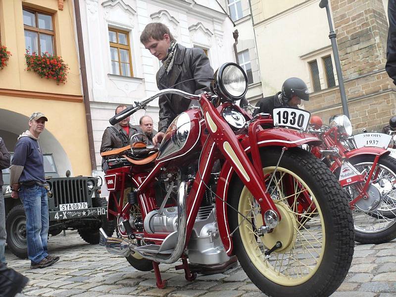 Spanilá jízda veteránů z Litomyšle do Vlčkova.