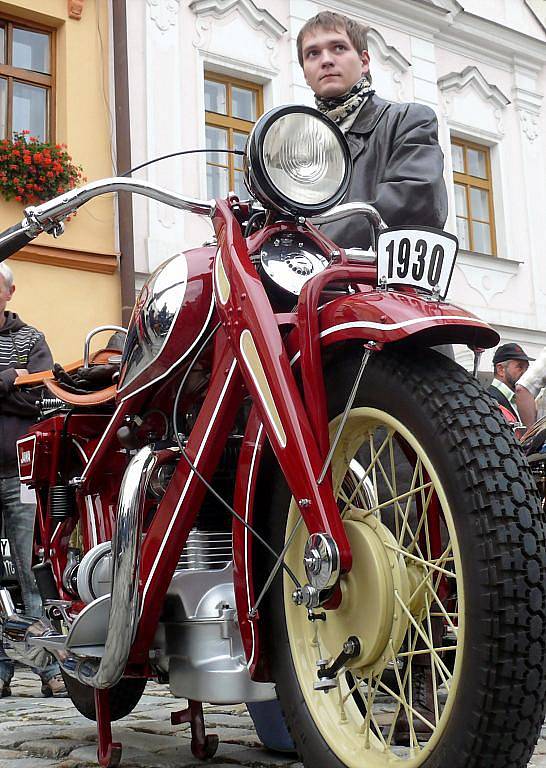 Spanilá jízda veteránů z Litomyšle do Vlčkova.