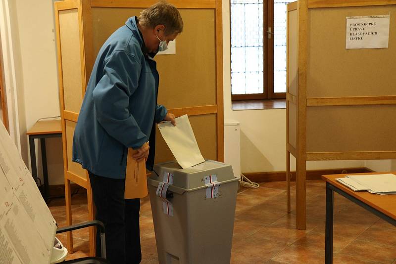 Jedna z volebních místností se v Litomyšli nachází v městské knihovně. V pátek odpoledne sice lidé chodili, ale o davy nešlo. Přicházeli mladí i starší voliči.