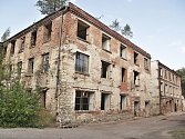 Jedna z budov bývalé továrny Oskara Schindlera v Brněnci. Objekt je v dezolátním stavu. Kdysi v něm přes den pracovalo a v noci spalo přes 170 vězňů.