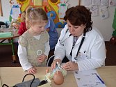 ŠKOLKA v Brněnci se proměnila v nemocnici. Zdravotníci přijeli za dětmi, aby je seznámili s lékařským prostředím.