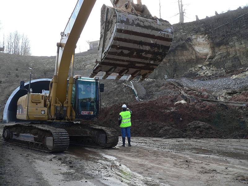 Hřebečský tunel čeká dlouhá uzavírka. Připomeňte si, jak šel čas s tunelem.