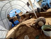 Archeologové zkoumají na poli u Litomyšle unikátní rondel. Našli tu i úlomky keramiky nebo sekeromlat.