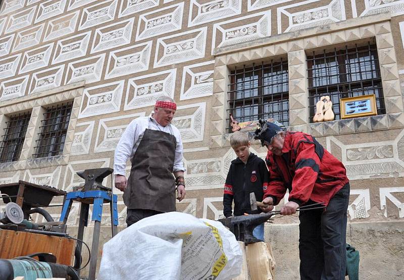 Ukázka řemesel  lákala nejen děti, ale také dospělé návštěvníky zámku, kteří vzpomínali na staré časy u svých  babiček a dědečků.   