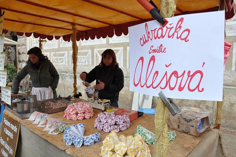 Ukázka řemesel  lákala nejen děti, ale také dospělé návštěvníky zámku, kteří vzpomínali na staré časy u svých  babiček a dědečků.   