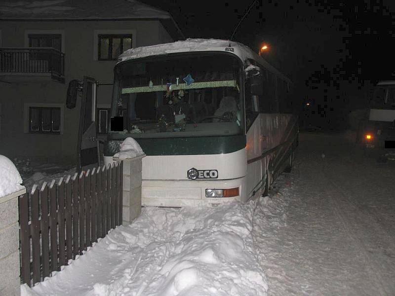 Řidič strhl řízení autobusu a narazil do plotu u rodinného domu. 