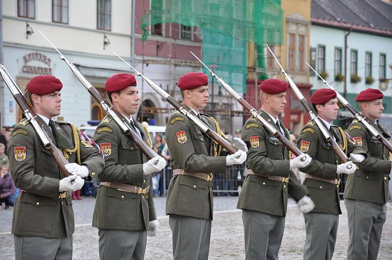 Střední vojenská škola v Moravské Třebové slavila 75 let od založení. Své umění předvedla i Hradní stráž Pražského hradu. 